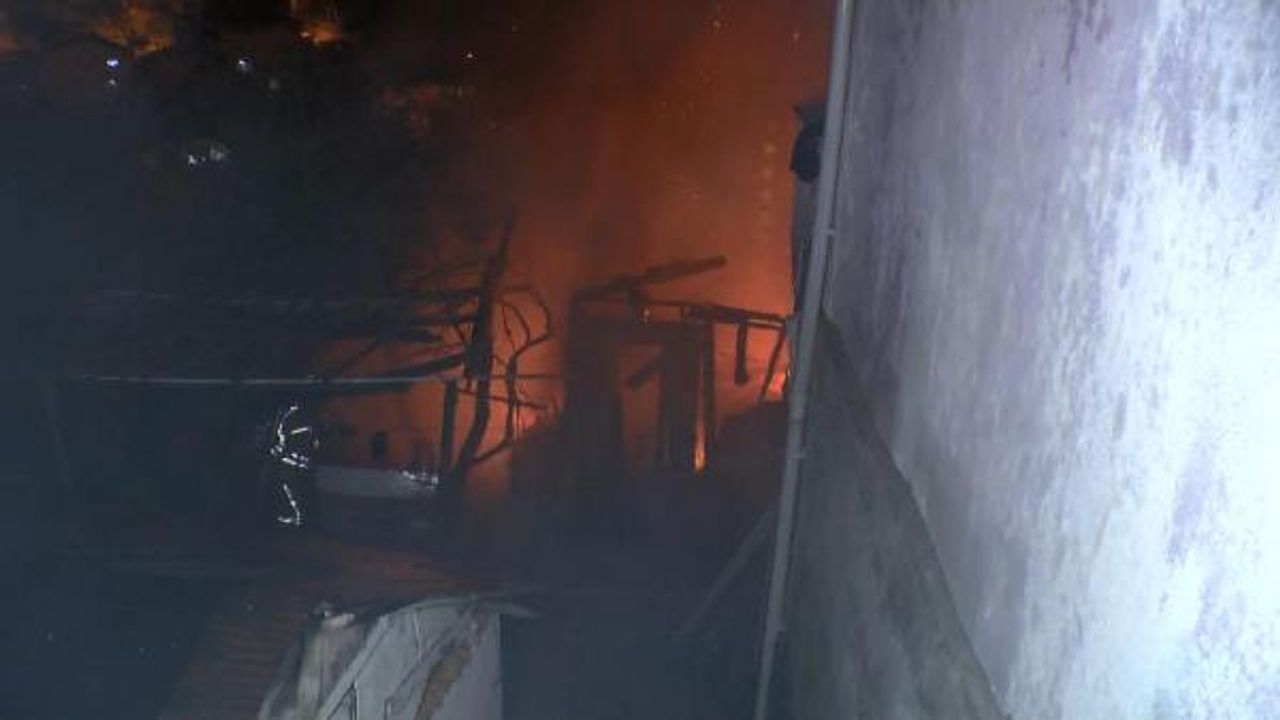 Beykoz'da gecekondu alev alev yandı