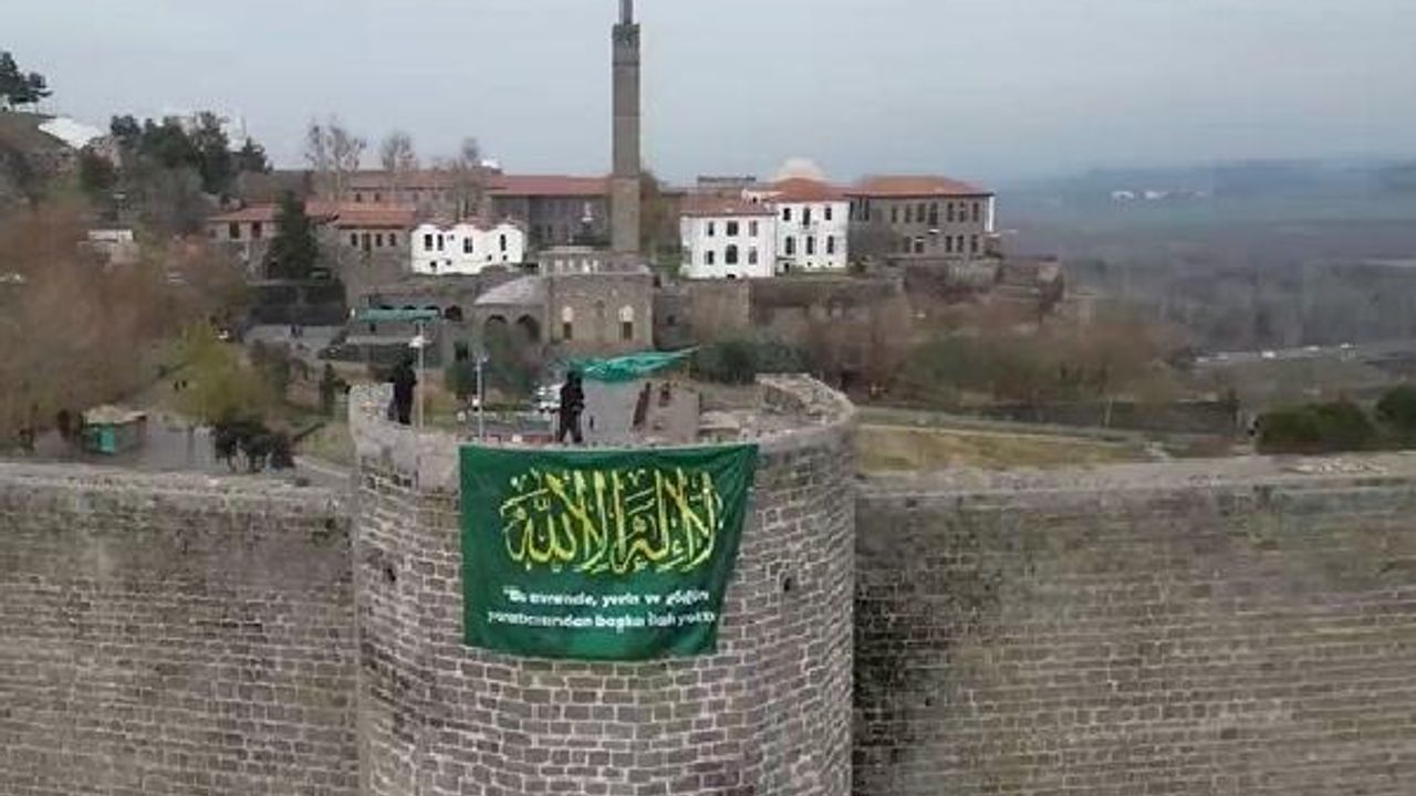 Diyarbakır'da Kelime-i Tevhid bayrakları asıldı