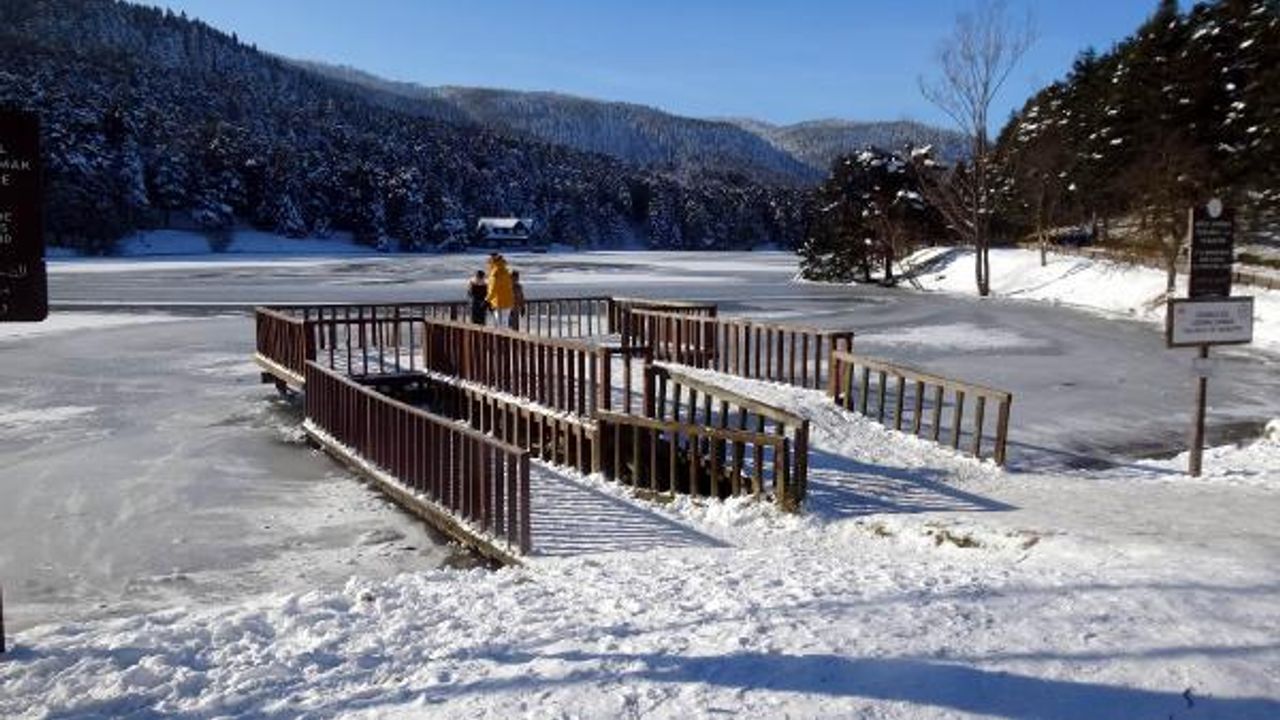 Gölcük Tabiat Parkı'ndaki gölün yüzeyi buz tuttu