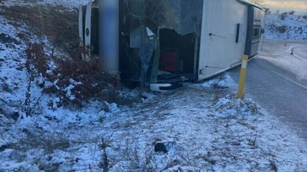Kütahya'da yolcu otobüsü devrildi: 18 yaralı