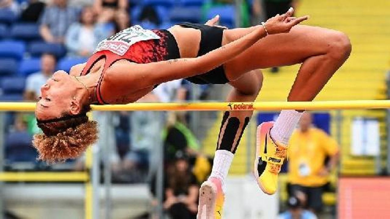 Milli Atlet Buse Savaşkan, Türkiye rekorunu kırdı
