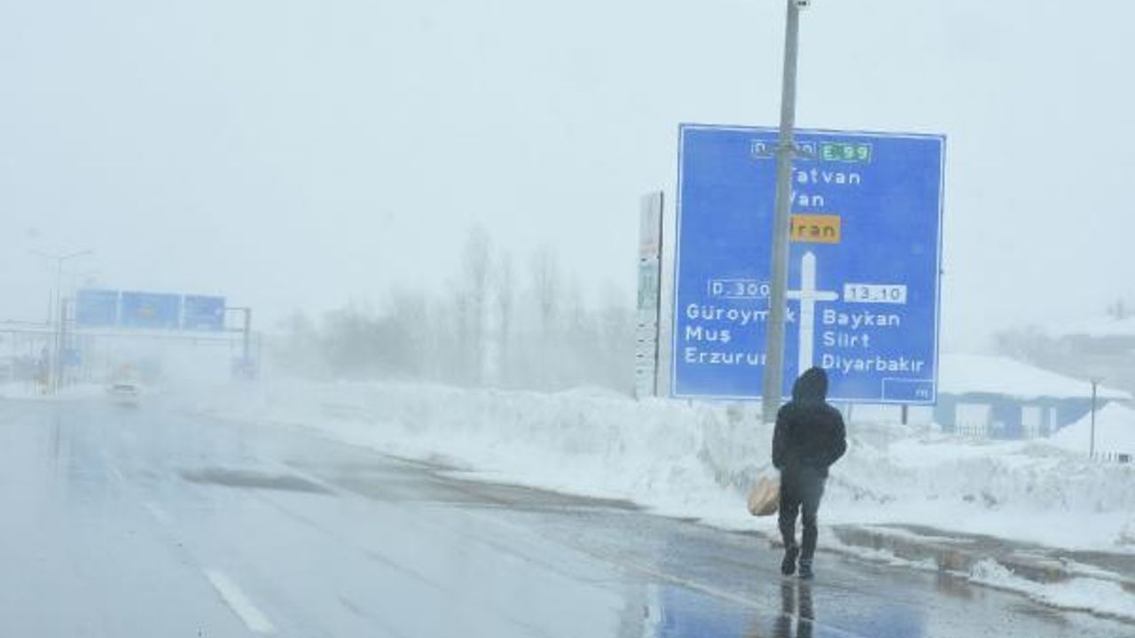 Bitlis'te yoğun kar; 31 köy yolu kapandı