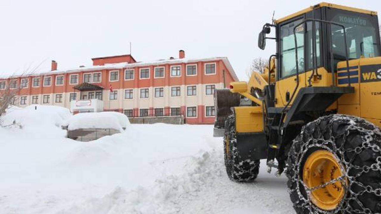 Karlıova’da okullar 1 gün tatil edildi