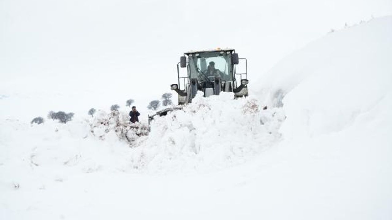 Muş’ta 4 metre karla mücadele devam ediyor