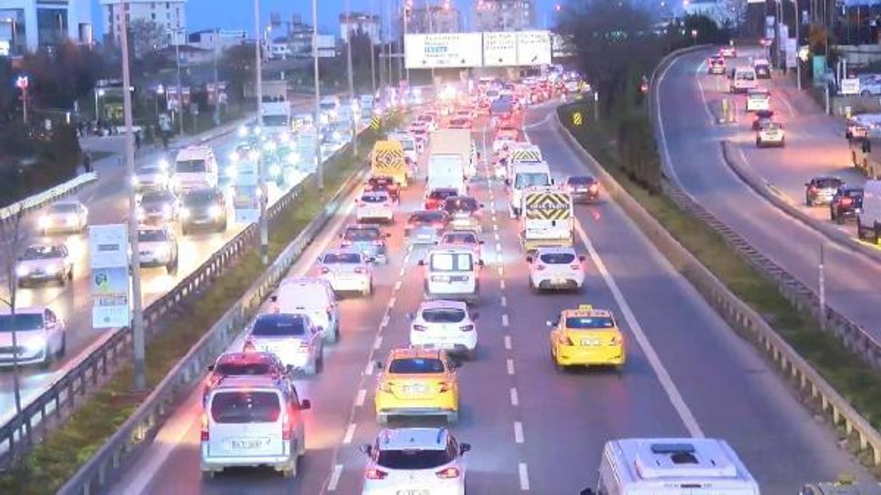 Okulların ilk gününde İstanbul trafiğinde yoğunluk