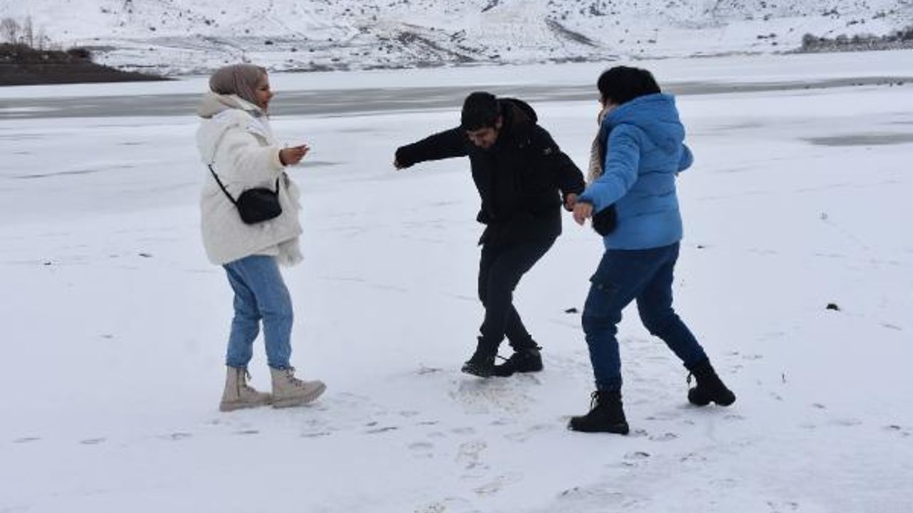 Sivas'ta ,Yıldız Göleti buz tuttu