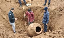 Tarlasında tarihi olduğu düşünülen küp buldu