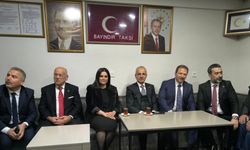 Bakan Uraloğlu taksi durağında telefona bakıp