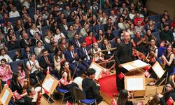 Özgür Özel, Bilkent Çocuk Senfoni Orkestrası'nın konserini izledi