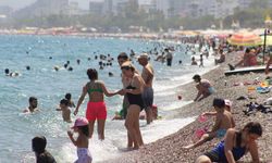 Antalya'da sahilde arife günü yoğunluğu