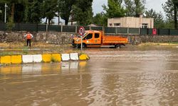 AĞRI'da sağanak; yollar göle döndü