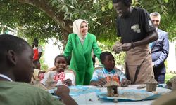 Bakan Göktaş Senegalli yetim çocuklarla kilden baobab ağacı heykeli yaptı