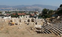 Smyrna Tiyatrosu'nun sahne binası gün yüzüne çıkıyor