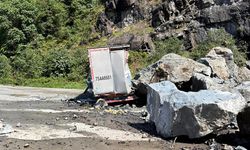 Artvin’de heyelan kayalar park halindeki 2 TIR’ın üzerine düştü