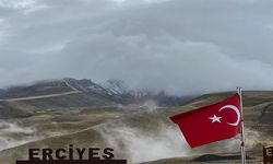 Kar yağışı başladı, Erciyes'in zirvesine karla kaplandı