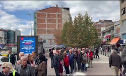 Kadıköy'de FETÖ'nün ölümünü lokma dağıtarak kutladı