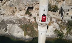 Şanlıurfa'da gençler Göbeklitepe’ye yürüdü, dalgıçlar su altında bayrak açtı