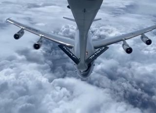 Hava Kuvvetleri’nin tanker uçağı, NATO uçağına yakıt ikmali yaptı