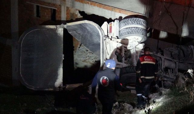 Balıkesir'de freni patlayan kamyon eve girdi: 2 ölü