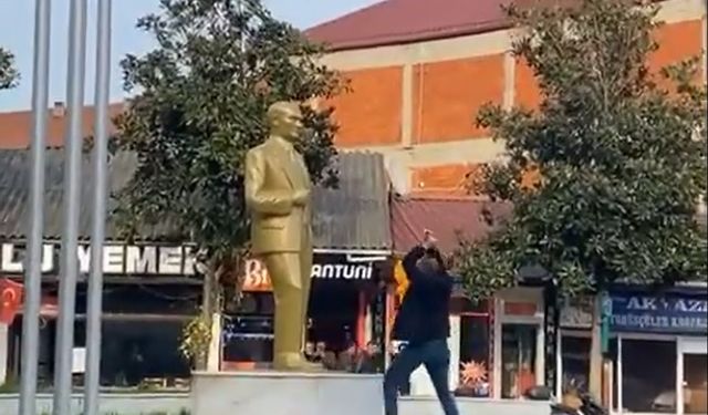 Şizofreni hastası Atatürk heykeline saldırdı