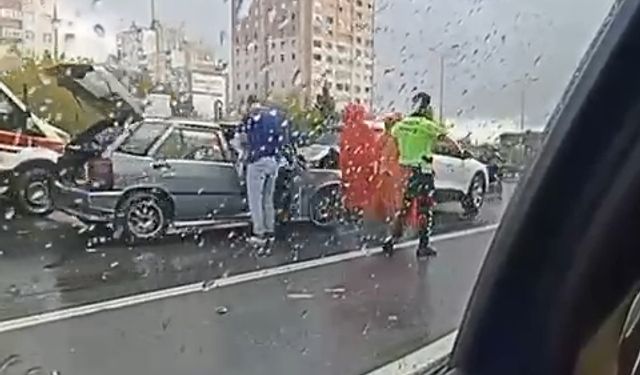 İstanbul'da sağanak yağış nedeniyle trafik kazaları meydana geldi