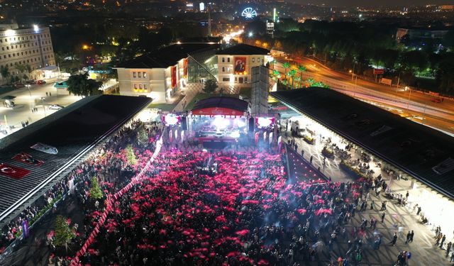 Bursa'daki Cumhuriyet Bayramı konserinde Emir Can İğrek sahneye çıktı