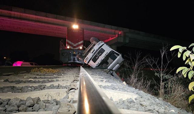 Edirne'de yolcu treni kamyona çarptı