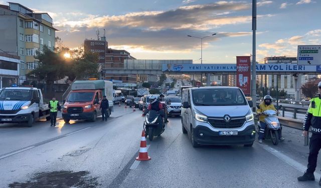 Pendik D-100'de kaza trafik durma noktasına geldi