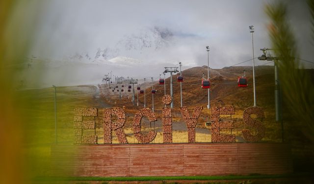 Turizm merkezlerinden Erciyes Dağı'na kar yağdı