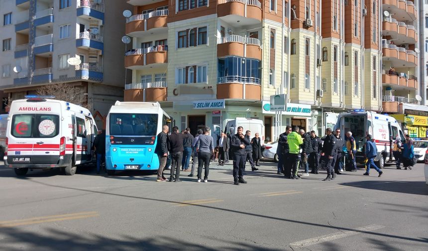 Diyarbakır'da 2 minibüs kafa kafaya çarpıştı: 3'ü ağır, 8 yaralı