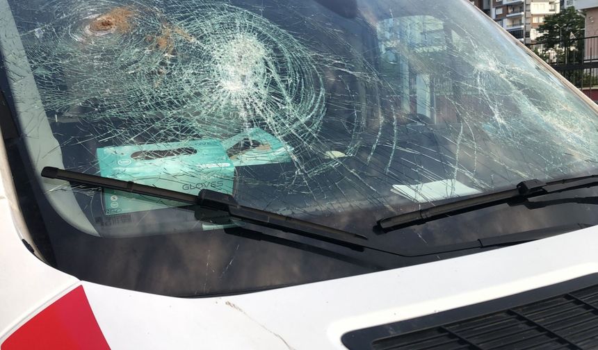 Ambulansın camını kürekle kıran şüpheli tutuklandı