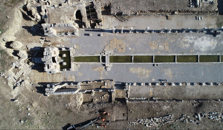 Perge'deki antik çeşmeden 1800 yıl sonra su akmaya başladı