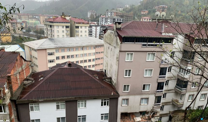 Rize'de heyelan: 1 ölü, 2 bina tahliye edildi